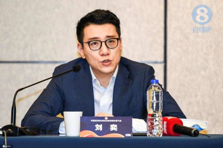 一位消息人士告诉ESPN，多特蒙德对马伦的估价约为2500万英镑，涉及桑乔的交换可能成为一种选择，尽管直接谈判尚未进行。